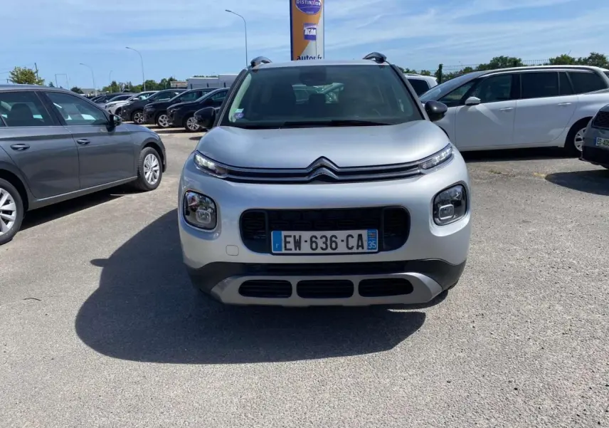 Vue frontale d’un Citroën C3 Aircross gris Artense 2018 avec calandre noire et plaques d’immatriculation françaises.