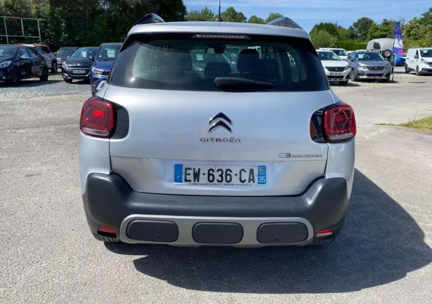Vue arrière d'un Citroën C3 Aircross gris Artense de 2018 avec plaques françaises et pare-chocs arrière noir.