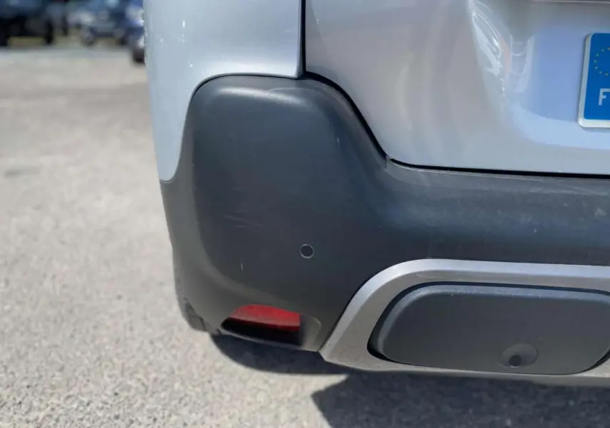 Gros plan sur le pare-chocs arrière droit gris Artense du Citroën C3 Aircross 2018 avec feu antibrouillard intégré.