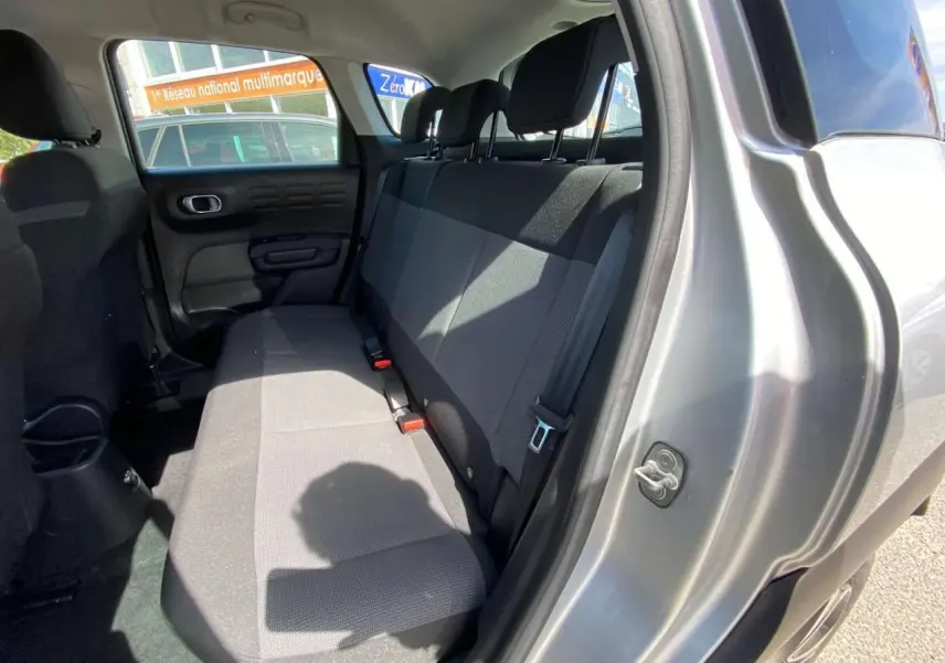 Vue intérieure sur la banquette arrière côté droit du Citroën C3 Aircross gris Artense avec porte ouverte.