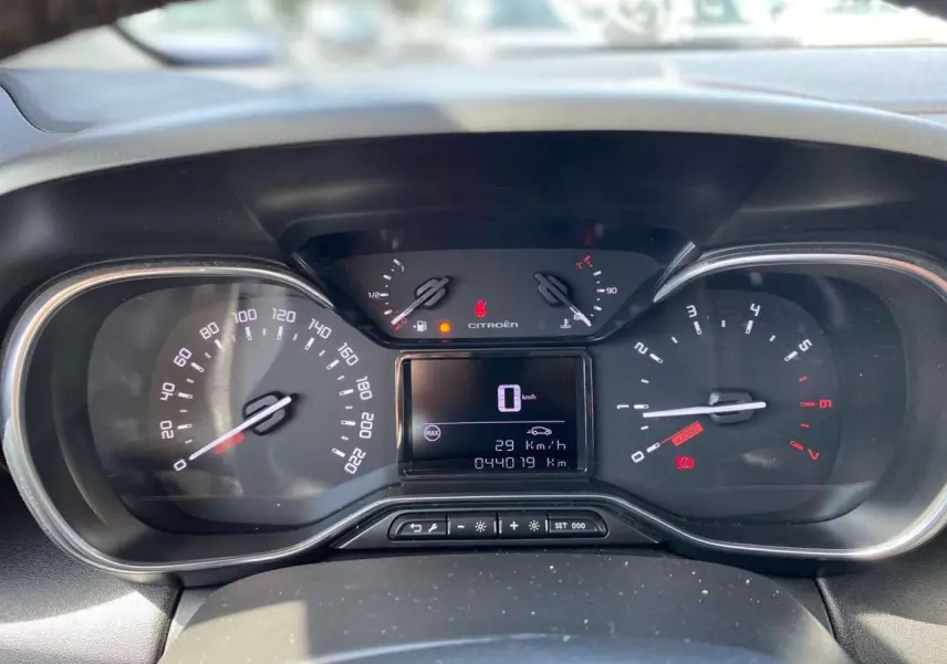 Vue rapprochée du tableau de bord du Citroën C3 Aircross 2018, affichage numérique et compteurs analogiques.
