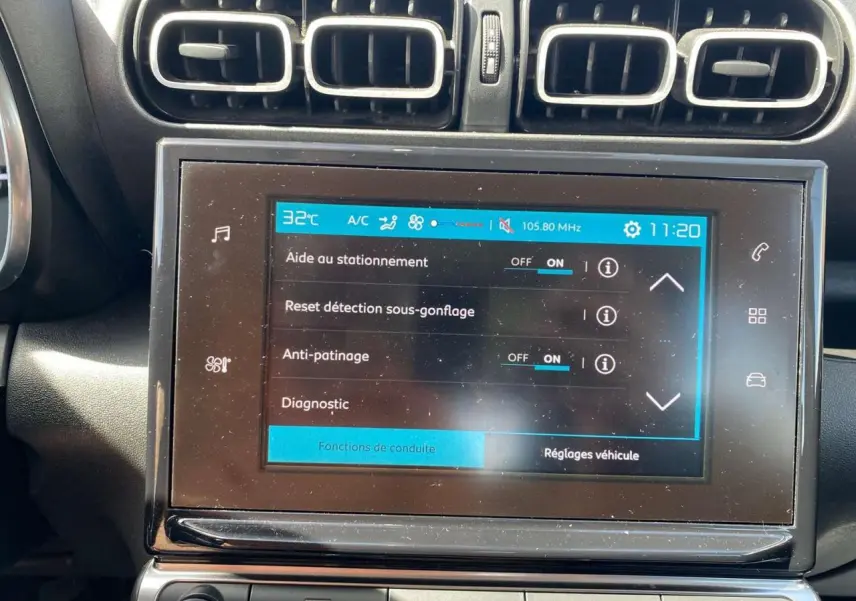 Écran tactile central du Citroën C3 Aircross gris Artense de 2018, affichant les réglages d’aide à la conduite.