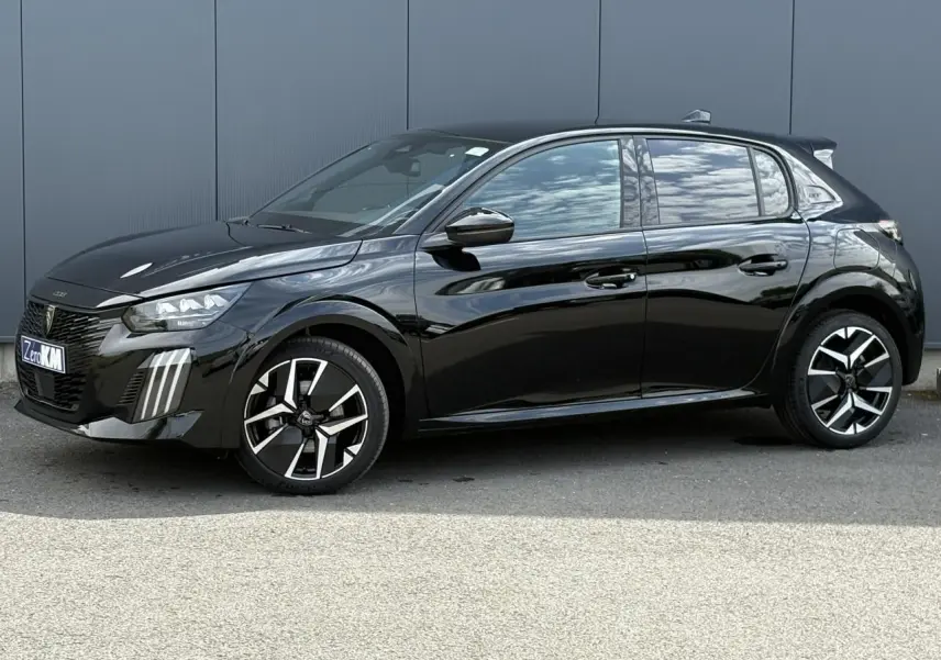 Peugeot 208 Hybrid 110 e-DSC6 GT noir Perla vue de profil côté gauche avec jantes alliage bi-tons.