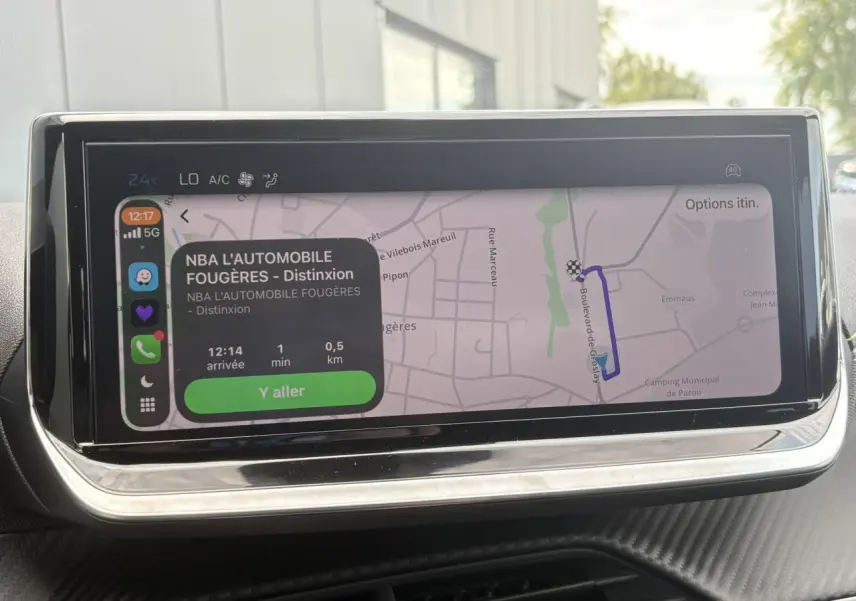 Écran tactile central de la Peugeot 208 Hybrid 110 e-DSC6 GT affichant la navigation Apple CarPlay en mode carte.