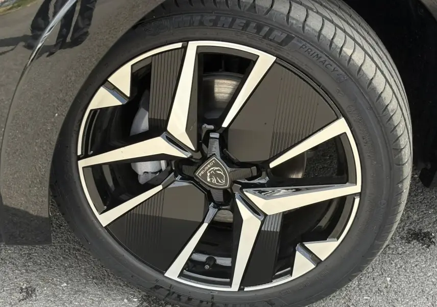 Gros plan sur la jante alliage 17'' bi-ton diamantée de la Peugeot 208 Hybrid 110 e-DSC6 GT Noir Perla.
