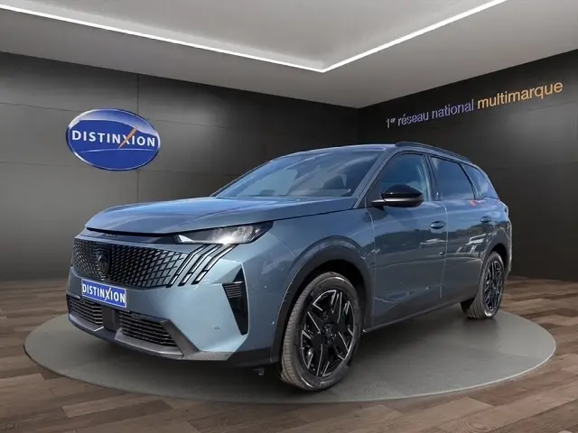 Peugeot 5008 bleu 3/4 avant droit en showroom avec calandre noire et jantes noires brillantes.