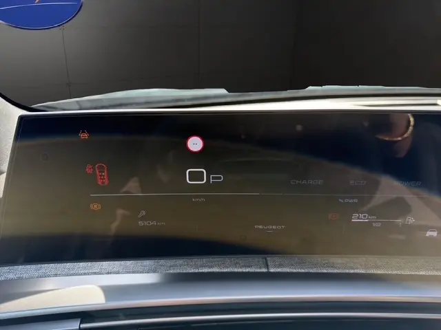 Affichage numérique du combiné d'instruments du Peugeot 5008 hybride 2025, vue frontale du tableau de bord.