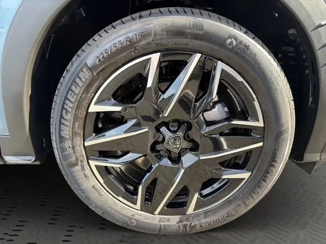Gros plan sur la roue avant droite du Peugeot 5008 bleu 2025 avec jante alliage noire et argentée Michelin.