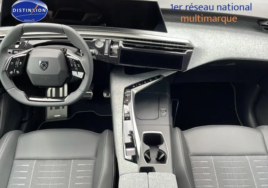 Intérieur avant du Peugeot 3008 Hybrid 145 GT e-dcs6 2025, vue plongeante sur volant cuir et console centrale grise.