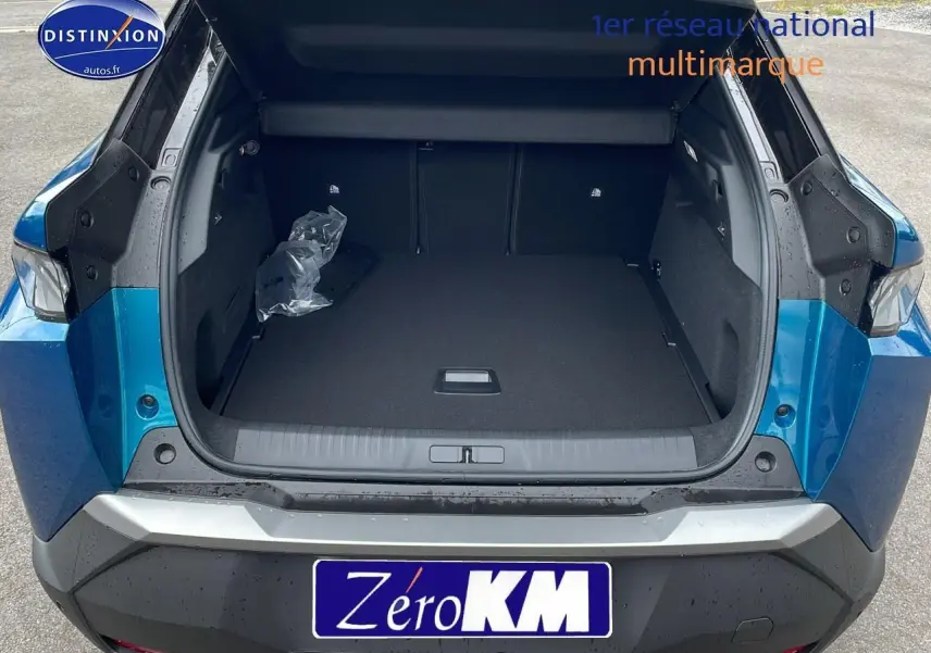 Coffre ouvert en vue arrière d'un Peugeot 3008 Hybrid 145 GT e-DS6 bleu obsession avec hayon motorisé visible.