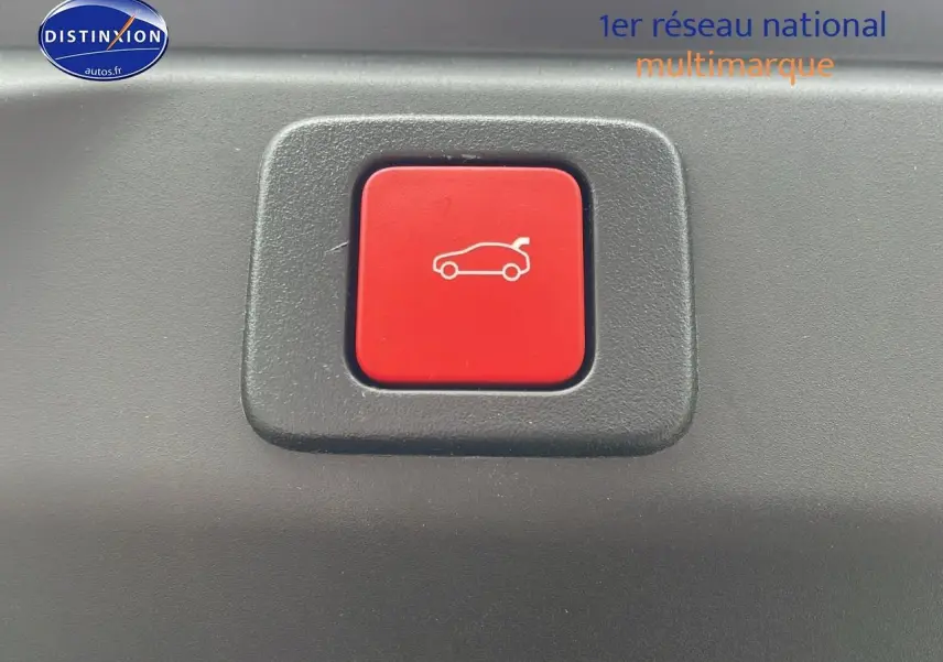 Bouton rouge d'ouverture électrique du hayon sur le tableau de bord d'un Peugeot 3008 Hybrid 145 bleu obsession 2025