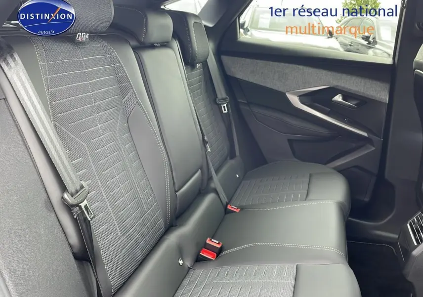 Vue latérale droite de la banquette arrière en cuir noir et tissu du Peugeot 3008 Hybrid 145 GT e-DCS6 2025.