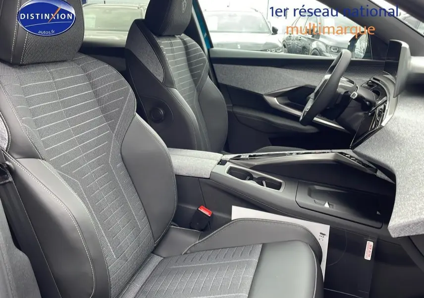 Intérieur du Peugeot 3008 Hybrid 145 GT e-dcs6 2025, vue côté conducteur sur sièges cuir et tissu gris avec console moderne.
