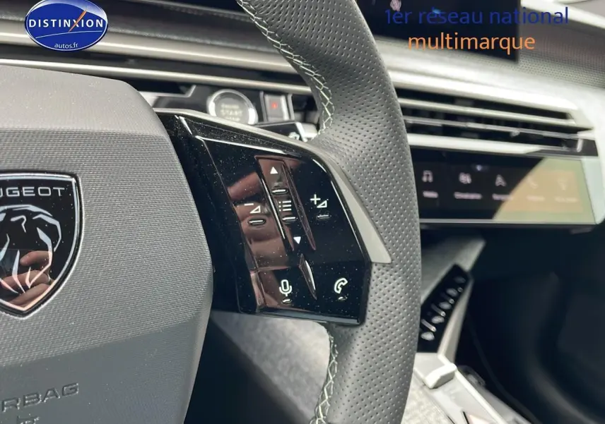 Gros plan sur le volant cuir perforé et les commandes multifonctions du Peugeot 3008 Hybrid 145 GT e-DCS6.