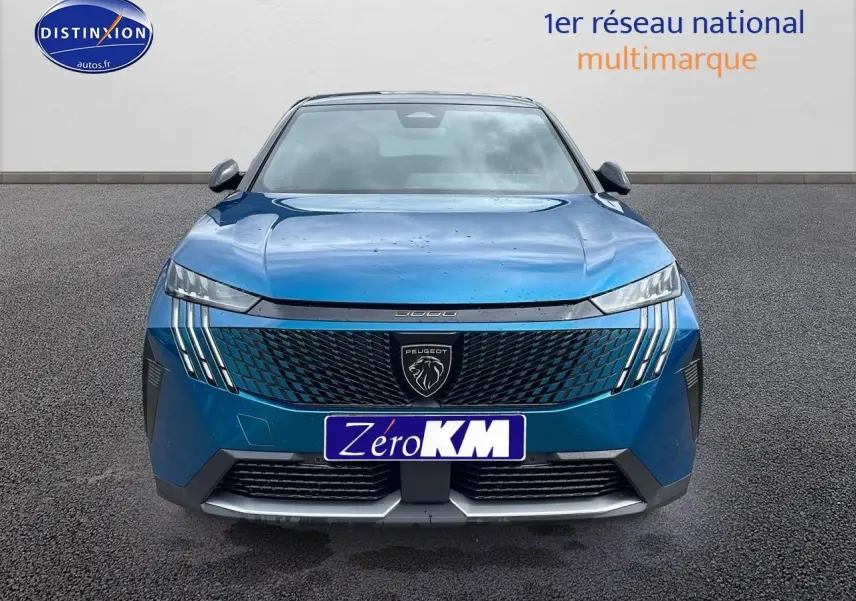 Vue frontale d'un Peugeot 3008 Hybrid 145 GT bleu obsession avec calandre noire et feux LED distinctifs.