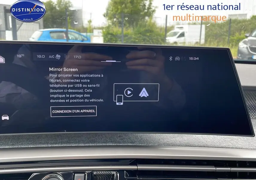 Écran tactile central du tableau de bord du Peugeot 3008 Hybrid 145 GT bleu obsession, vue intérieure frontale.