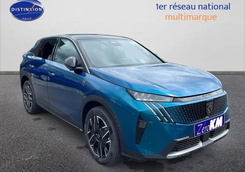 Peugeot 3008 Hybrid 145 GT e-dcs6 bleu obsession en 3/4 avant droit avec jantes alu et calandre distinctive.