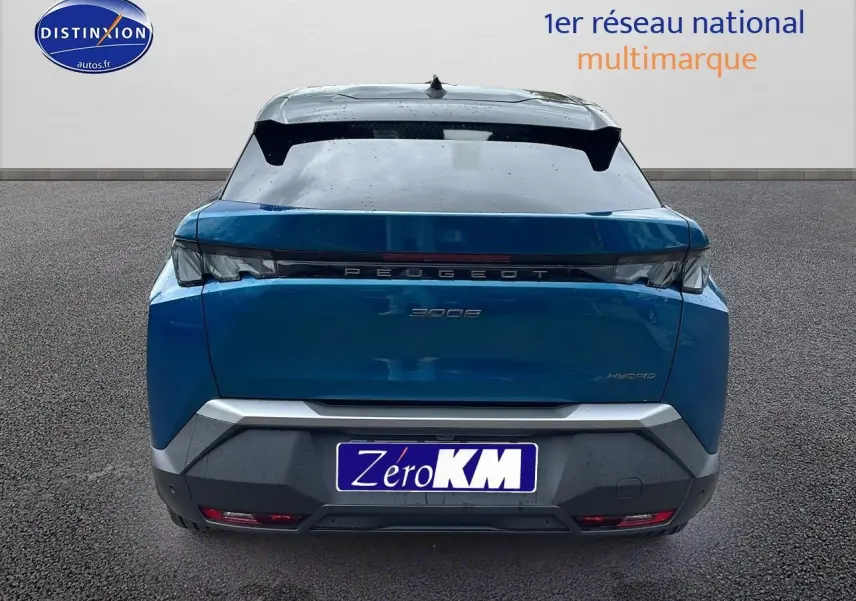 Vue arrière d'un Peugeot 3008 Hybrid 145 GT e-dcs6 bleu obsession avec hayon et feux LED distinctifs.