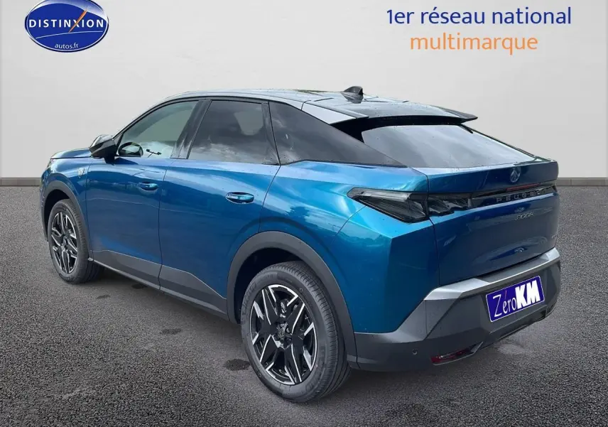 Vue 3/4 arrière droite d'un Peugeot 3008 Hybrid 145 GT e-dcs6 bleu obsession avec jantes alu et toit noir.