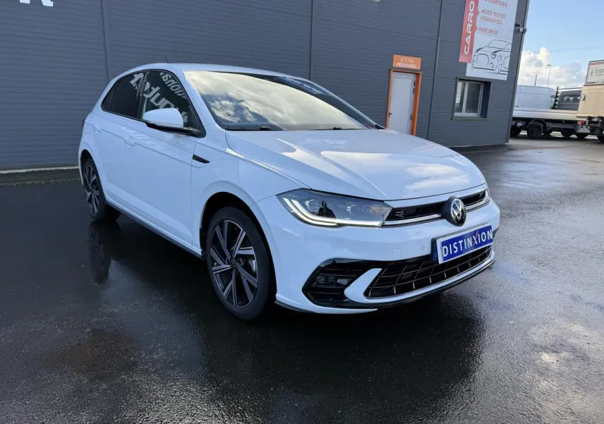 Volkswagen Polo blanc pur en 3/4 avant droit, jantes alliage Bergamo 17 pouces et phares LED Matrix allumés.