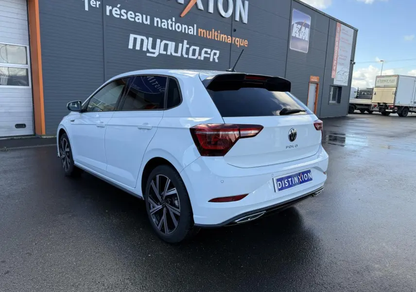 Volkswagen Polo blanc pur vue 3/4 arrière droit avec jantes alliage 17 pouces et vitres arrière surteintées.