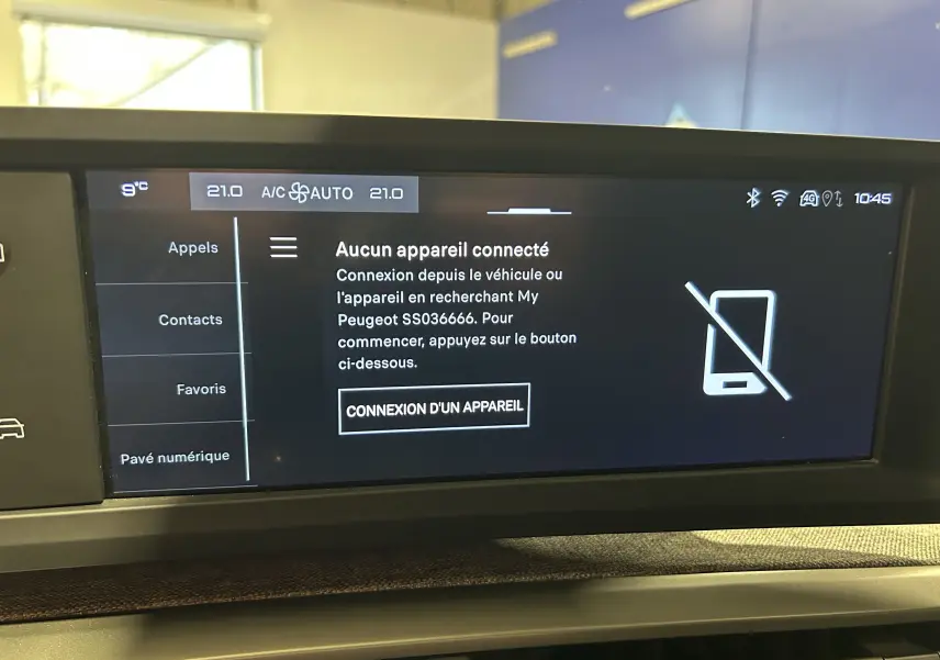 Écran central tactile du Peugeot 5008 III Hybrid 145, affichant le menu de connexion d’appareil sans fil.