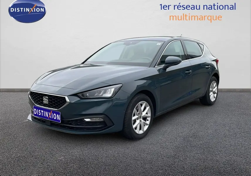 Vue 3/4 avant droite d'une SEAT Leon 2025 bleu Fjord avec jantes alliage et calandre noire distinctive.