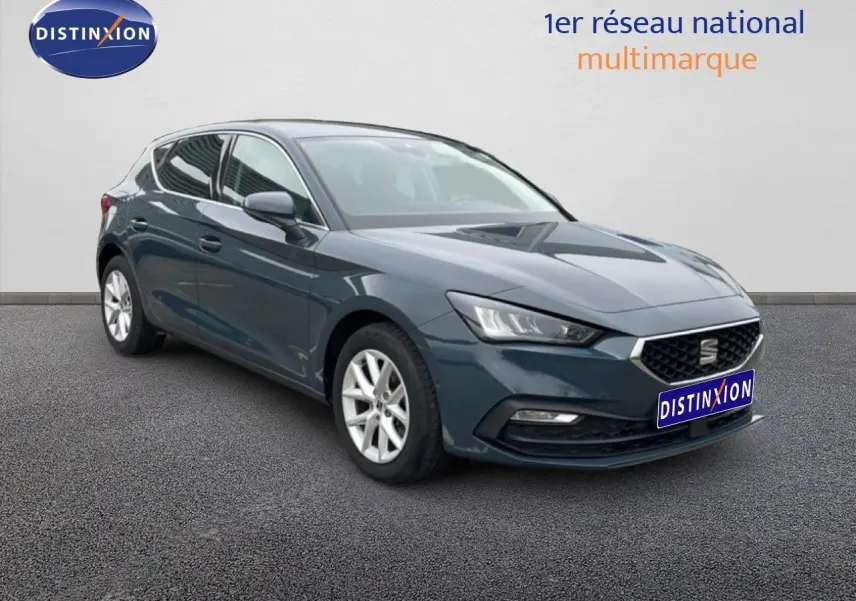 SEAT LEON 2025 bleu fjord en 3/4 avant droit, avec calandre hexagonale et jantes argentées.
