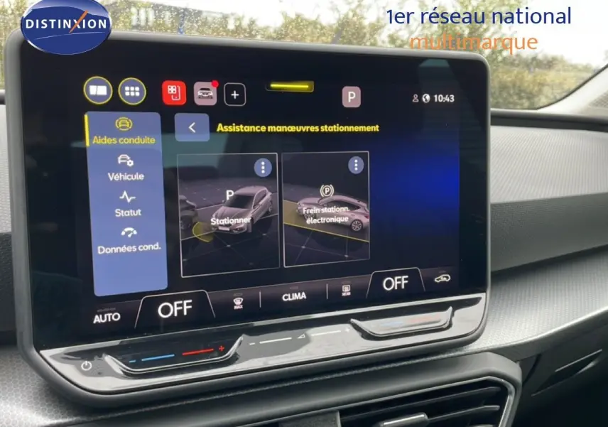 Écran tactile central de la SEAT LEON 2025 bleu fjord montrant l'assistance aux manœuvres de stationnement.