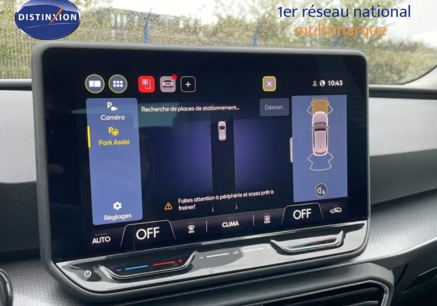 Écran tactile central de la SEAT LEON 2025 montrant l'assistance au stationnement avec interface moderne et tableau de bord gris.