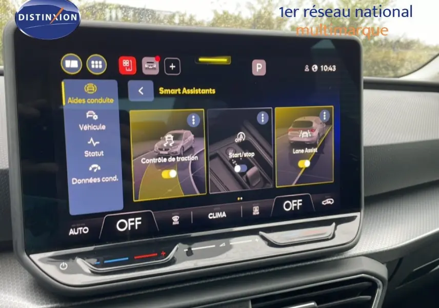 Vue intérieure centrée sur l'écran tactile du tableau de bord du SEAT Leon bleu Fjord, affichant les assistants de conduite.