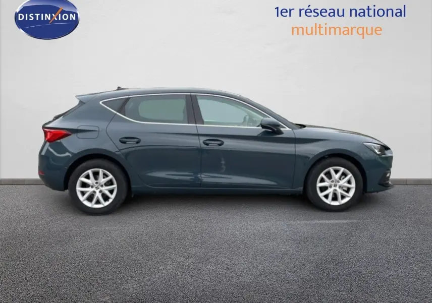 Profil droit d'une SEAT LEON 2.0 TDI 115CH STYLE XL bleu fjord, avec jantes alliage et lignes épurées.