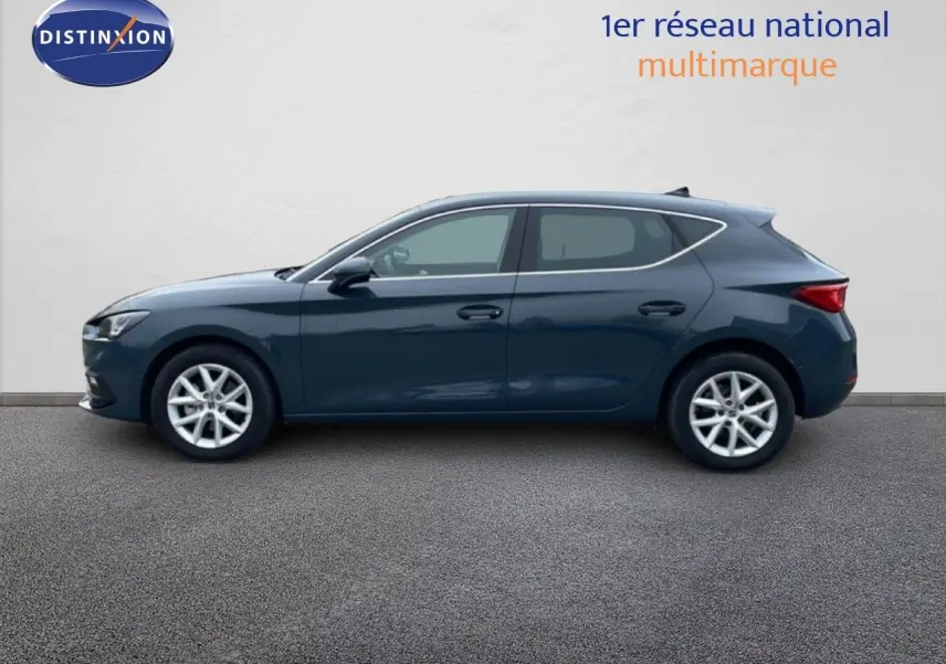Profil latéral droit d'une SEAT LEON 2.0 TDI 115CH STYLE XL en bleu fjord, avec jantes alliage et lignes épurées.