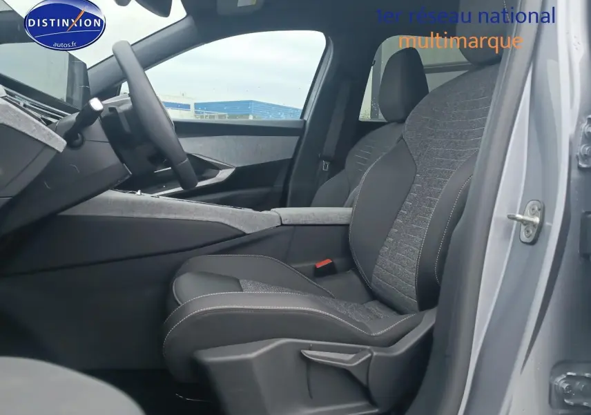 Vue intérieure côté conducteur du Peugeot 5008 gris artense, mettant en valeur le siège avant en tissu et cuir avec coutures contrastées.