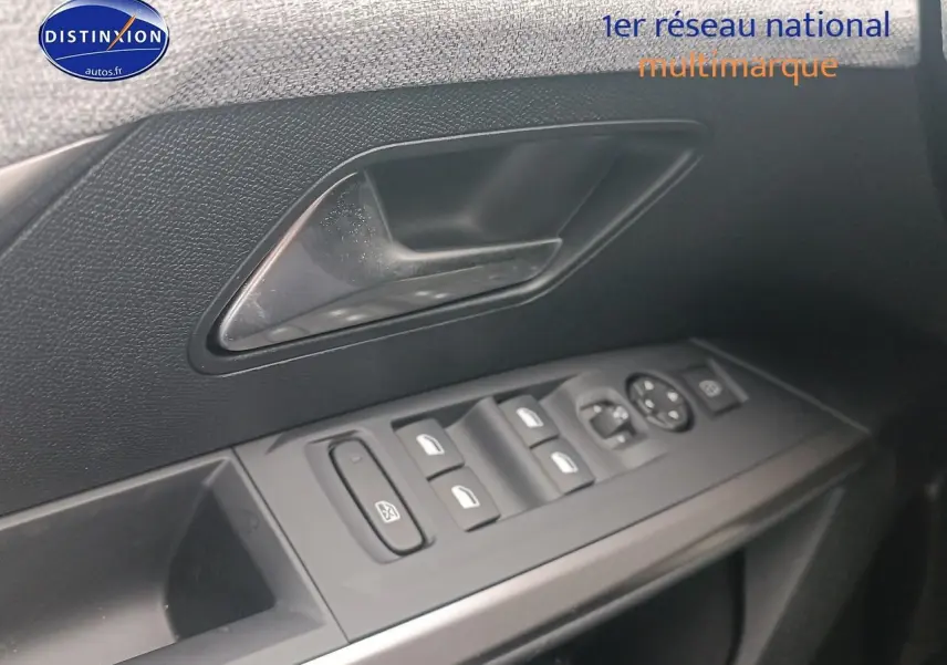 Détail des commandes de lève-vitres et rétroviseurs sur la porte côté conducteur du Peugeot 5008 gris Artense.