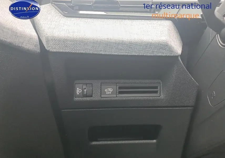 Détail intérieur côté gauche montrant les commandes d'éclairage et d'assistance du Peugeot 5008 Hybrid 145 gris Artense.