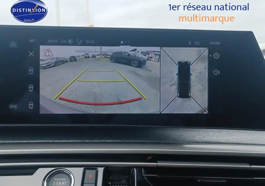 Vue intérieure de l'écran tactile du Peugeot 5008 Hybrid 145 allure gris Artense montrant la caméra de recul et l'aide au stationnement.
