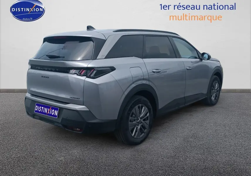 Peugeot 5008 Hybrid gris artense vue 3/4 arrière droit, avec vitres surteintées et jantes alu.