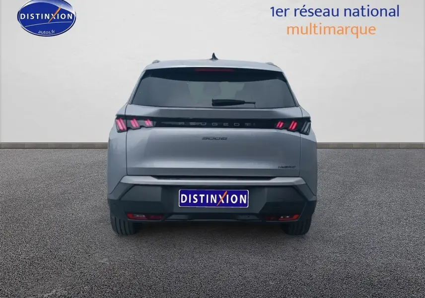 Vue arrière d'un Peugeot 5008 Hybrid 145 allure gris artense avec feux arrière LED caractéristiques allumés.