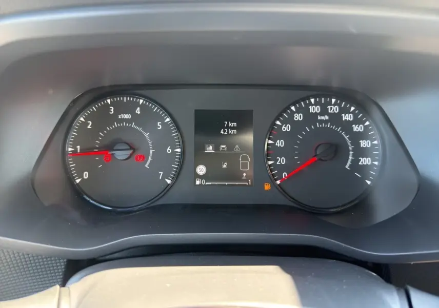 Vue rapprochée du tableau de bord du Renault Trafic Fourgon 2025 affichant compte-tours et vitesse en km/h.