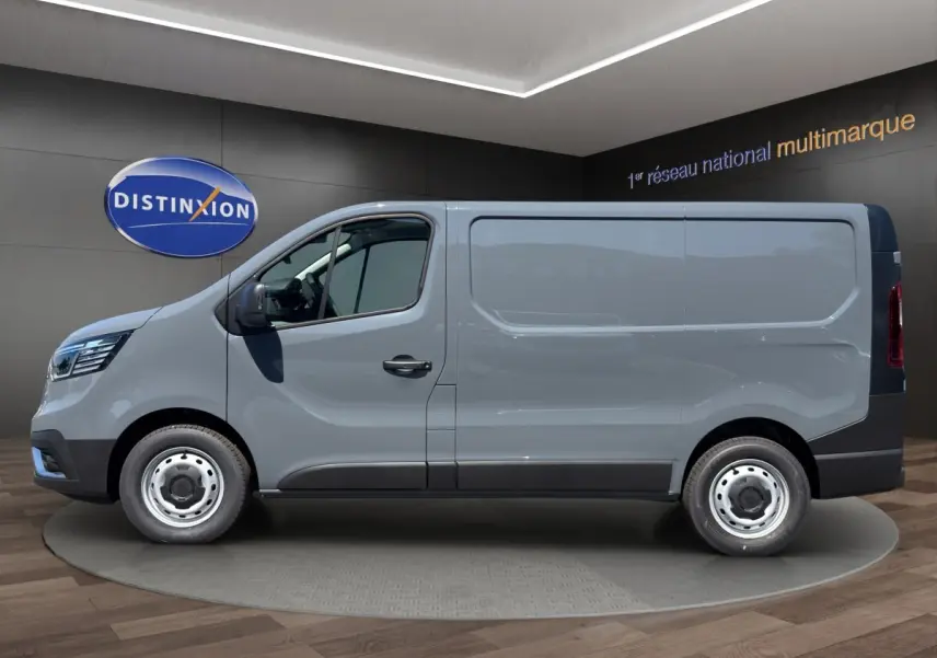 Vue de profil côté gauche d’un Renault Trafic Fourgon gris foncé avec jantes acier et porte latérale coulissante.