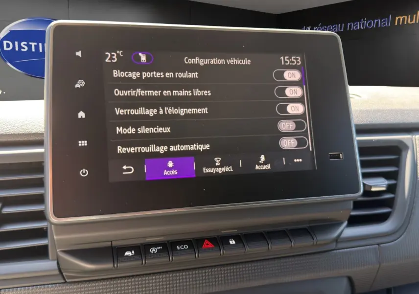 Écran tactile central du tableau de bord du Renault Trafic Fourgon 2025 affichant les réglages de configuration véhicule.