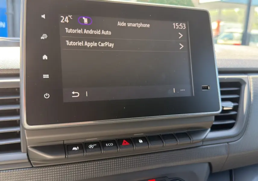 Écran tactile central du tableau de bord du Renault Trafic Fourgon 2025 affichant tutoriels Android Auto et Apple CarPlay.