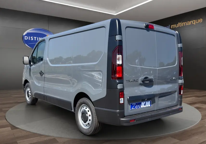 Vue 3/4 arrière droite du Renault Trafic Fourgon gris foncé avec portes arrière pleines et jantes acier.