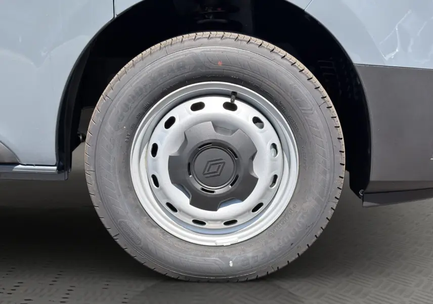 Gros plan sur la roue avant droite gris foncé du Renault Trafic Fourgon avec jante acier et logo central.