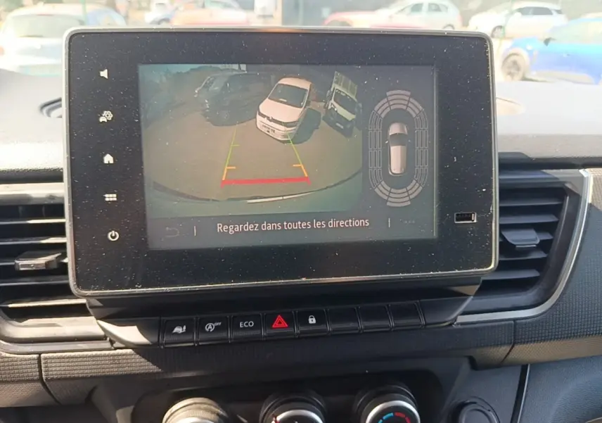 Écran central affichant la caméra de recul du Renault Trafic Fourgon blanc, vue arrière avec guidage de trajectoire.