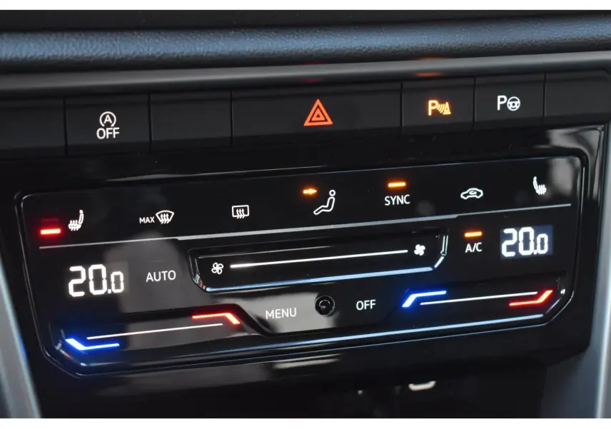Panneau de commande de la climatisation tactile bi-zone du Volkswagen T-Roc 2025, affichage digital et réglages chauffants.