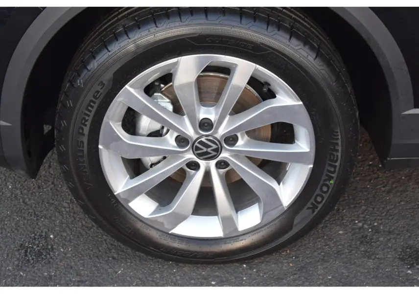 Gros plan sur la jante alliage 17 pouces Johannesburg argentée du Volkswagen T-Roc noir, avec pneu Hankook visible.