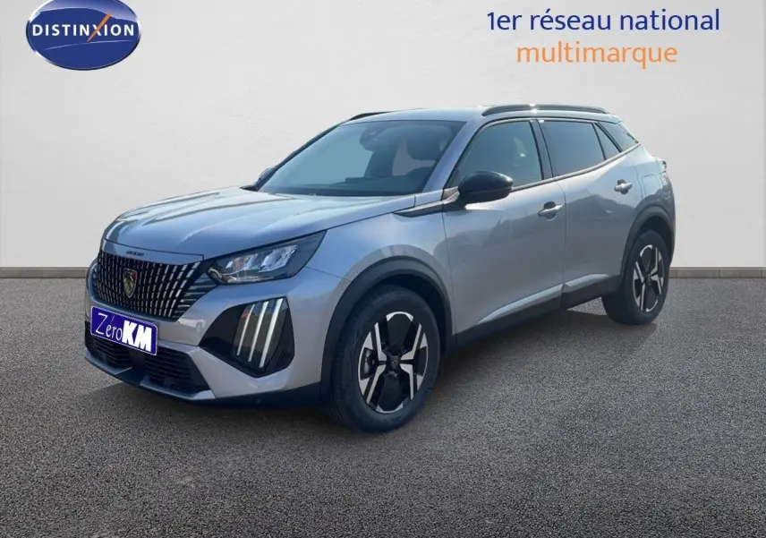 Peugeot 2008 Hybrid gris Artense en 3/4 avant droit, avec calandre distinctive et jantes bi-ton modernes.