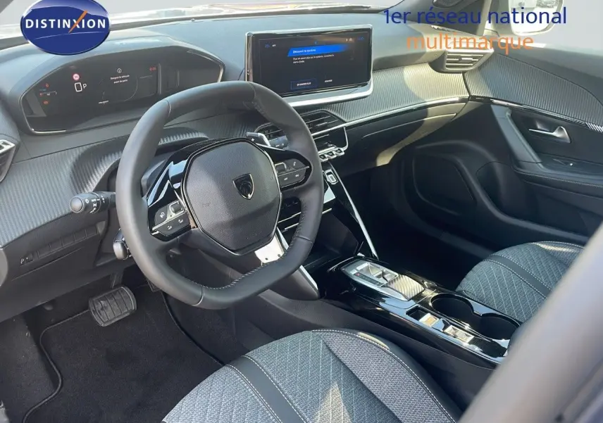 Vue intérieure côté conducteur du Peugeot 2008 Hybrid 136ch Allure 2025, avec volant compact et tableau de bord numérique.